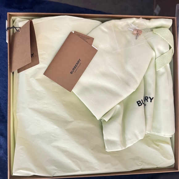 BURBERRY 
Optic White Stephanie Pumps 
EU38.5 - Picture 3 of 12